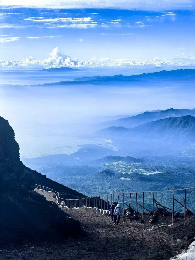 富士山下山路，云海铺在脚下