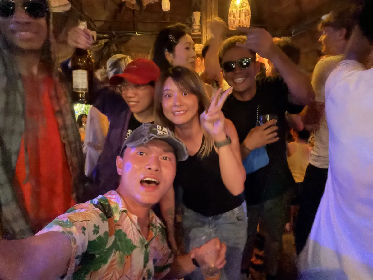 旅途酒吧夜，和朋友们的合影