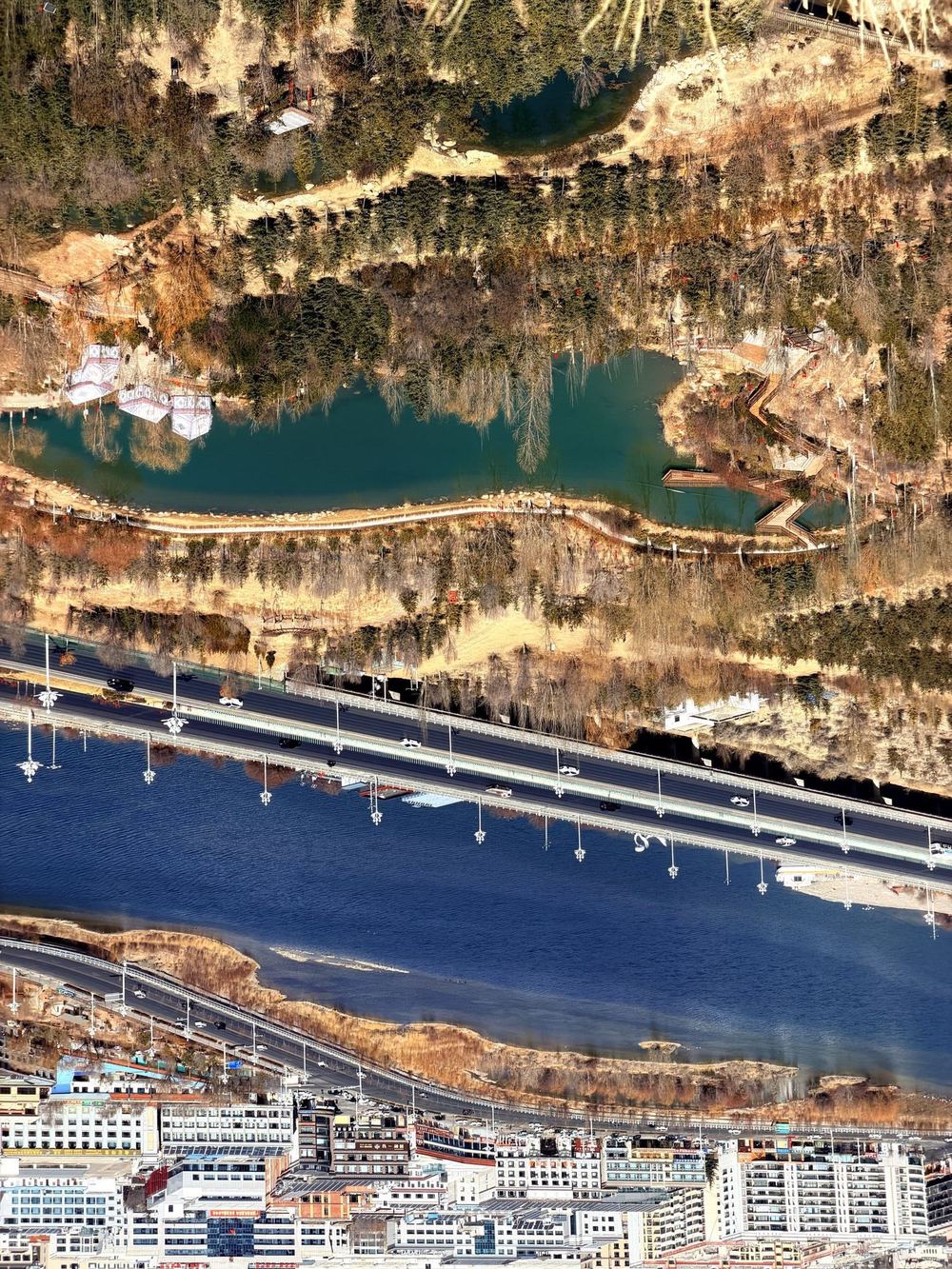 拉萨南山公园俯瞰全景，光线饱和而纯净